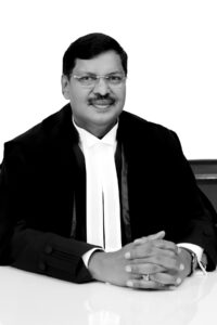 यहाँ भारत के वर्तमान मुख्य न्यायाधीश, न्यायमूर्ति भूषण रामकृष्ण गवई की एक आधिकारिक फोटो है: